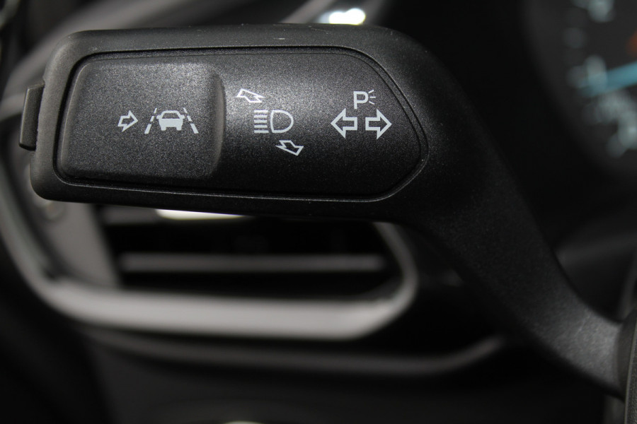 Ford Puma 1.0-125pk EcoBoost Mild-Hybrid Titanium. Fabrieksgarantie t/m 21-05-2027 ! Slechts 14.800km ! Volautm. airco, pdc achter, all season banden, stoel-, stuur- en voorraamverw., navigatie, telefoonvoorb., elektr. achterklep, cruise cntrl, keyless entry&go etc.