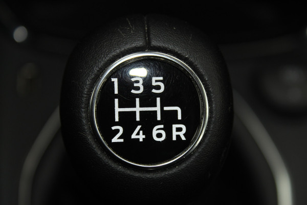 Ford Puma 1.0-125pk EcoBoost Mild-Hybrid Titanium. Fabrieksgarantie t/m 21-05-2027 ! Slechts 14.800km ! Volautm. airco, pdc achter, all season banden, stoel-, stuur- en voorraamverw., navigatie, telefoonvoorb., elektr. achterklep, cruise cntrl, keyless entry&go etc.