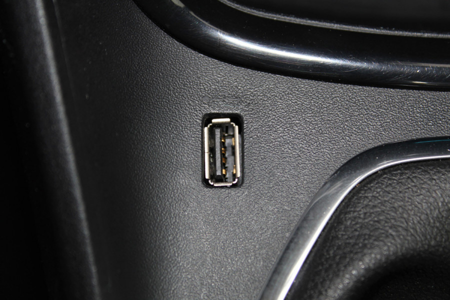 Ford Puma 1.0-125pk EcoBoost Mild-Hybrid Titanium. Fabrieksgarantie t/m 21-05-2027 ! Slechts 14.800km ! Volautm. airco, pdc achter, all season banden, stoel-, stuur- en voorraamverw., navigatie, telefoonvoorb., elektr. achterklep, cruise cntrl, keyless entry&go etc.