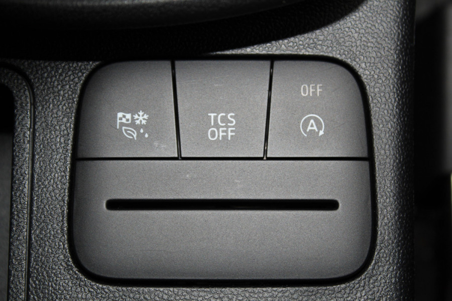 Ford Puma 1.0-125pk EcoBoost Mild-Hybrid Titanium. Fabrieksgarantie t/m 21-05-2027 ! Slechts 14.800km ! Volautm. airco, pdc achter, all season banden, stoel-, stuur- en voorraamverw., navigatie, telefoonvoorb., elektr. achterklep, cruise cntrl, keyless entry&go etc.