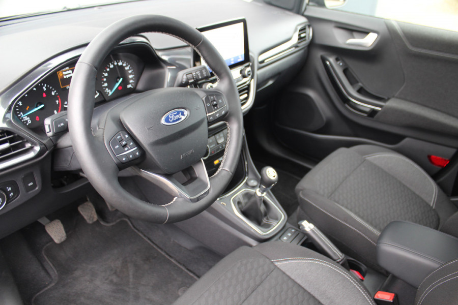 Ford Puma 1.0-125pk EcoBoost Mild-Hybrid Titanium. Fabrieksgarantie t/m 21-05-2027 ! Slechts 14.800km ! Volautm. airco, pdc achter, all season banden, stoel-, stuur- en voorraamverw., navigatie, telefoonvoorb., elektr. achterklep, cruise cntrl, keyless entry&go etc.