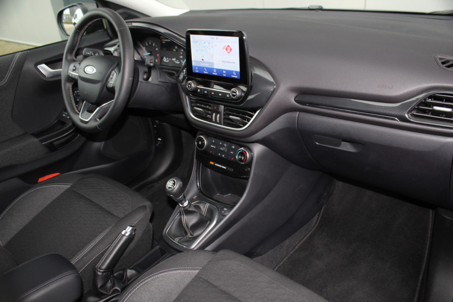 Ford Puma 1.0-125pk EcoBoost Mild-Hybrid Titanium. Fabrieksgarantie t/m 21-05-2027 ! Slechts 14.800km ! Volautm. airco, pdc achter, all season banden, stoel-, stuur- en voorraamverw., navigatie, telefoonvoorb., elektr. achterklep, cruise cntrl, keyless entry&go etc.