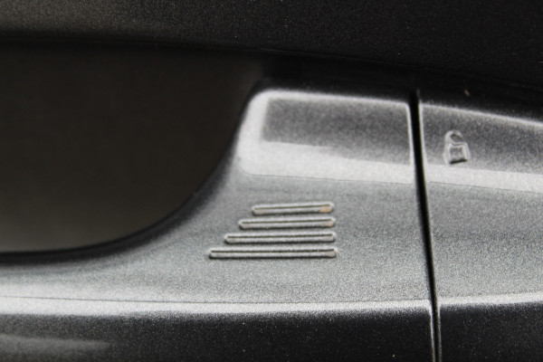 Ford Puma 1.0-125pk EcoBoost Mild-Hybrid Titanium. Fabrieksgarantie t/m 21-05-2027 ! Slechts 14.800km ! Volautm. airco, pdc achter, all season banden, stoel-, stuur- en voorraamverw., navigatie, telefoonvoorb., elektr. achterklep, cruise cntrl, keyless entry&go etc.