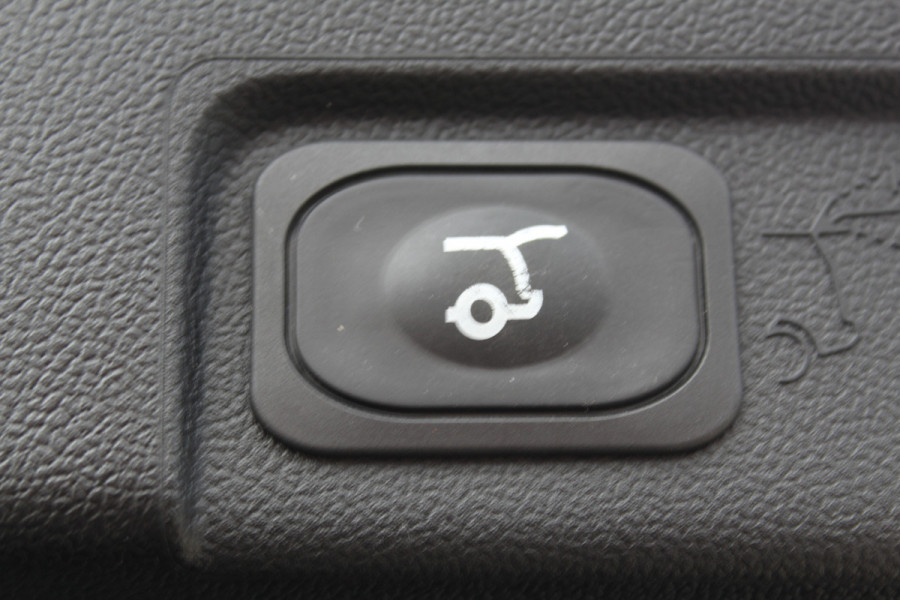 Ford Puma 1.0-125pk EcoBoost Mild-Hybrid Titanium. Fabrieksgarantie t/m 21-05-2027 ! Slechts 14.800km ! Volautm. airco, pdc achter, all season banden, stoel-, stuur- en voorraamverw., navigatie, telefoonvoorb., elektr. achterklep, cruise cntrl, keyless entry&go etc.