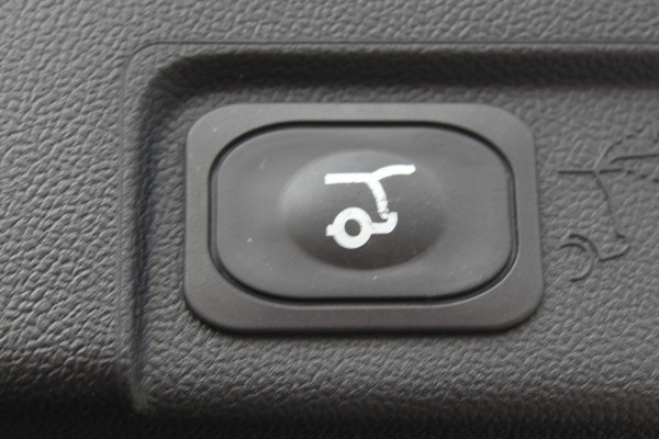 Ford Puma 1.0-125pk EcoBoost Mild-Hybrid Titanium. Fabrieksgarantie t/m 21-05-2027 ! Slechts 14.800km ! Volautm. airco, pdc achter, all season banden, stoel-, stuur- en voorraamverw., navigatie, telefoonvoorb., elektr. achterklep, cruise cntrl, keyless entry&go etc.