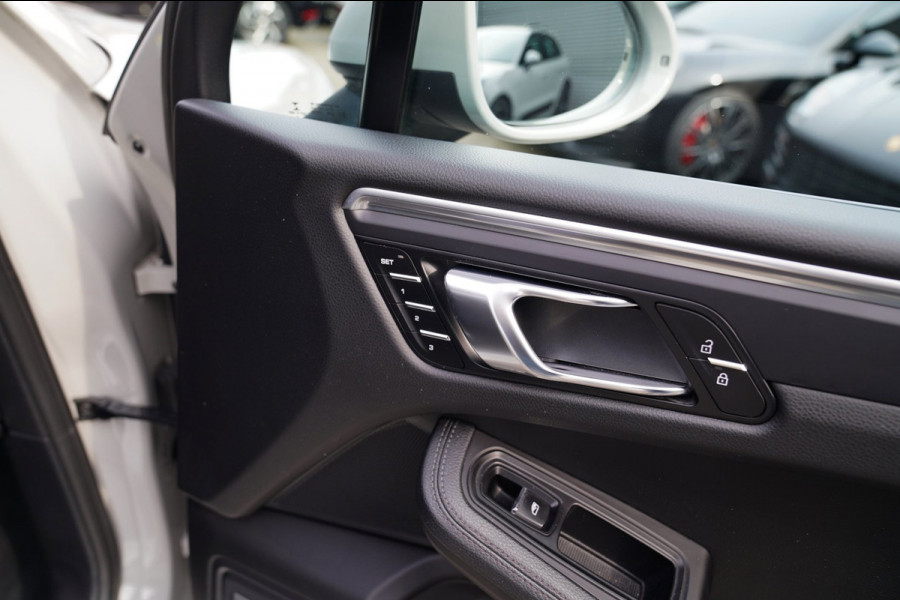 Porsche Macan 2.0 S | Panorama | Bose Sound System | incl BTW | Memory stoelen | 100% Dealer onderhouden | Trekhaak | Krijt Grijs