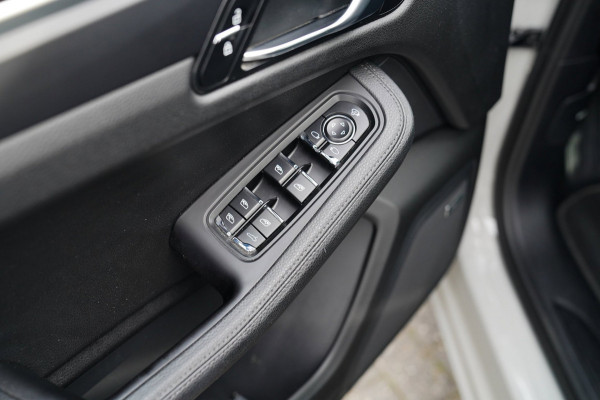 Porsche Macan 2.0 S | Panorama | Bose Sound System | incl BTW | Memory stoelen | 100% Dealer onderhouden | Trekhaak | Krijt Grijs
