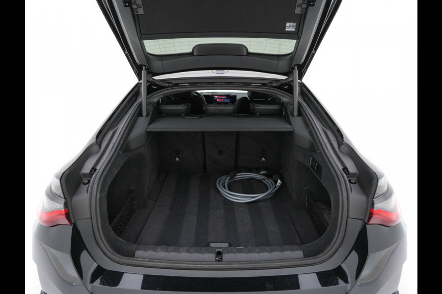 BMW i4 eDrive40 High Executive 84 kWh M-Sportpack [ 3-Fase-11kW ] {SOH-93%} (INCL.BTW)  Aut *LEATHER | HEAD UP | FULL-LED | HIFI-SOUND | CRUISE | WIDESCREEN-COCKPIT | DAB+ | CAMERA | AMBIENTLIGHT | CARPLAY | HEATED-SPORTSEATS | PRIVACY-GLASS | 19''ALU*