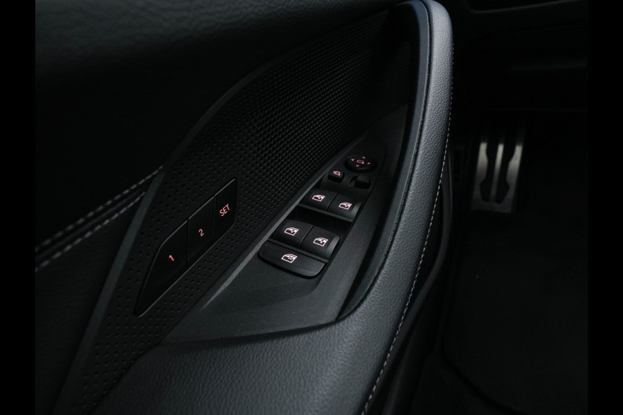 BMW i4 eDrive40 High Executive 84 kWh M-Sportpack [ 3-Fase-11kW ] {SOH-93%} (INCL.BTW)  Aut *LEATHER | HEAD UP | FULL-LED | HIFI-SOUND | CRUISE | WIDESCREEN-COCKPIT | DAB+ | CAMERA | AMBIENTLIGHT | CARPLAY | HEATED-SPORTSEATS | PRIVACY-GLASS | 19''ALU*