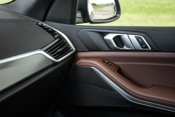 BMW X5 xDrive45e CARPLAY  / CAMERA / DEALER ONDERHOUDEN / BRUIN LEER / STOELVERWARMING