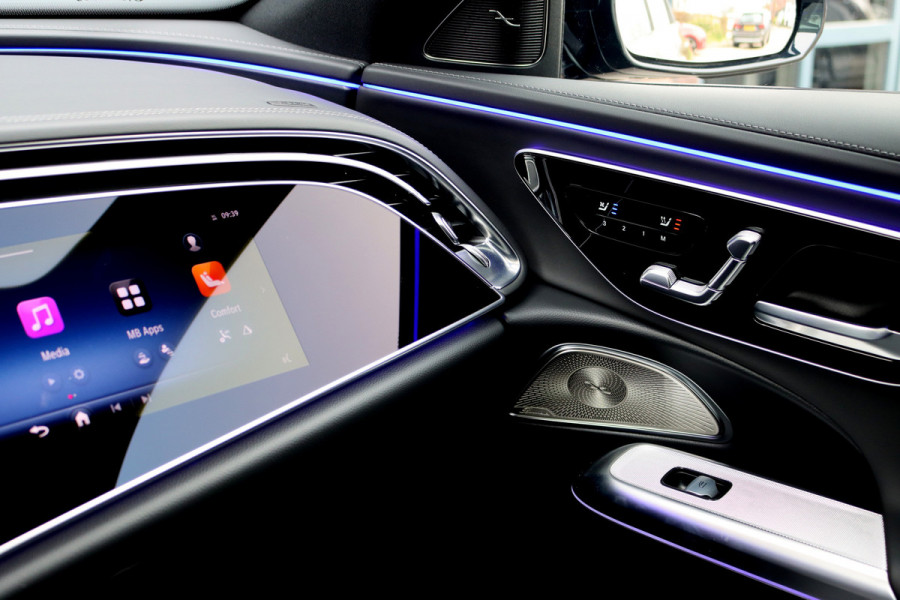 Mercedes-Benz E-Klasse 400 e 4MATIC AMG Line | Hyperscreen | Luchtvering | Achterasbesturing | Distronic+ | HUD | Massage | Burmester | Nappa Leder | Trekhaak | Vlakkenverwarming | Stoelventilatie | Soft-Close |