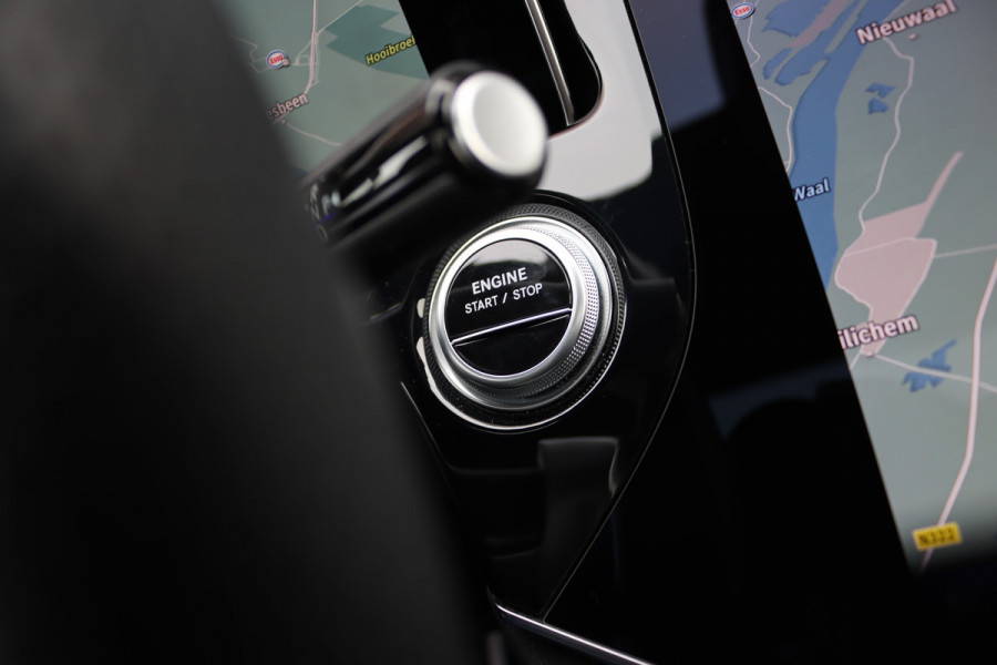 Mercedes-Benz E-Klasse 400 e 4MATIC AMG Line | Hyperscreen | Luchtvering | Achterasbesturing | Distronic+ | HUD | Massage | Burmester | Nappa Leder | Trekhaak | Vlakkenverwarming | Stoelventilatie | Soft-Close |