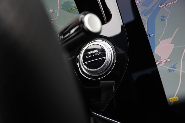 Mercedes-Benz E-Klasse 400 e 4MATIC AMG Line | Hyperscreen | Luchtvering | Achterasbesturing | Distronic+ | HUD | Massage | Burmester | Nappa Leder | Trekhaak | Vlakkenverwarming | Stoelventilatie | Soft-Close |