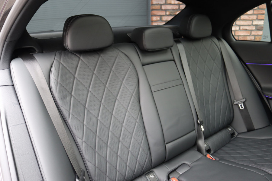 Mercedes-Benz E-Klasse 400 e 4MATIC AMG Line | Hyperscreen | Luchtvering | Achterasbesturing | Distronic+ | HUD | Massage | Burmester | Nappa Leder | Trekhaak | Vlakkenverwarming | Stoelventilatie | Soft-Close |