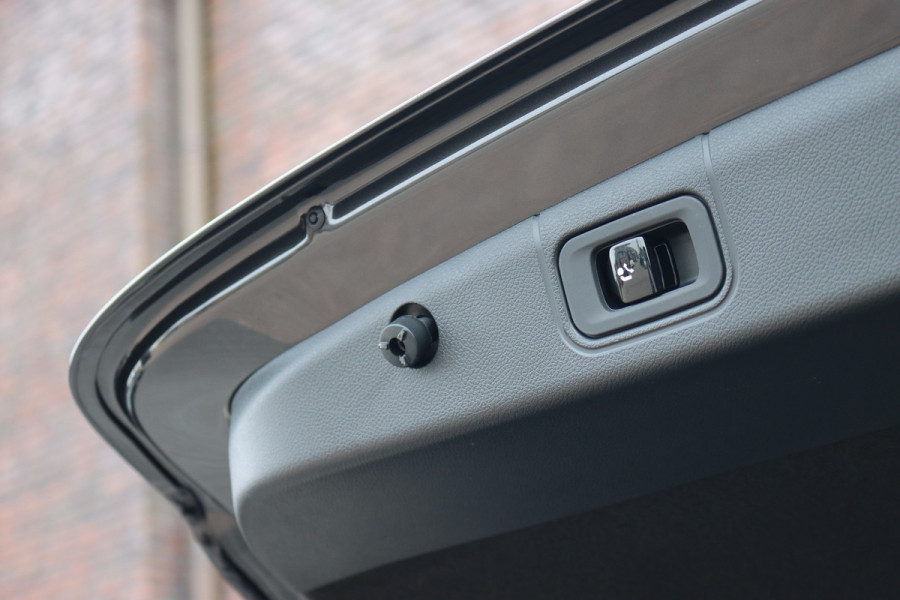 Mercedes-Benz E-Klasse 400 e 4MATIC AMG Line | Hyperscreen | Luchtvering | Achterasbesturing | Distronic+ | HUD | Massage | Burmester | Nappa Leder | Trekhaak | Vlakkenverwarming | Stoelventilatie | Soft-Close |