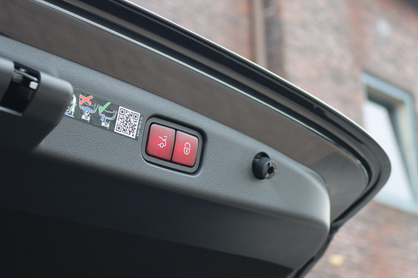 Mercedes-Benz E-Klasse 400 e 4MATIC AMG Line | Hyperscreen | Luchtvering | Achterasbesturing | Distronic+ | HUD | Massage | Burmester | Nappa Leder | Trekhaak | Vlakkenverwarming | Stoelventilatie | Soft-Close |