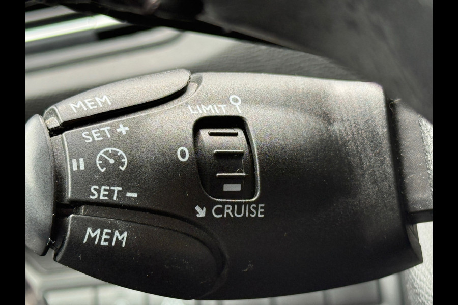 Peugeot 308 1.2 PureTech NAVI / PDC / CARPLAY / LANE ASSIST / APK