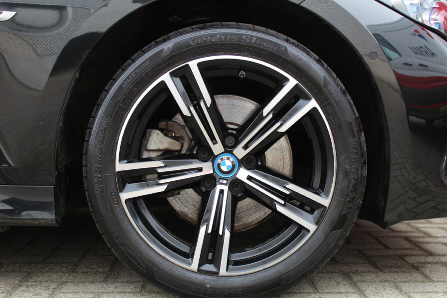 BMW 3-serie 330e xDrive M-Sport | Panoramadak | Widescreen | Harman Kardon | Head-up | BLIS