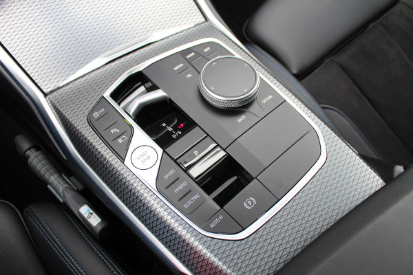 BMW 3-serie 330e xDrive M-Sport | Panoramadak | Widescreen | Harman Kardon | Head-up | BLIS