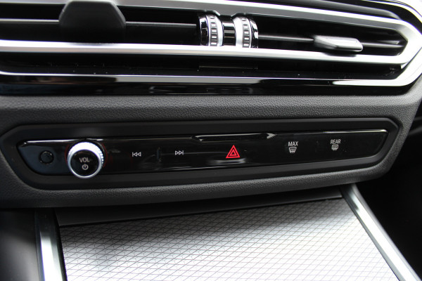 BMW 3-serie 330e xDrive M-Sport | Panoramadak | Widescreen | Harman Kardon | Head-up | BLIS