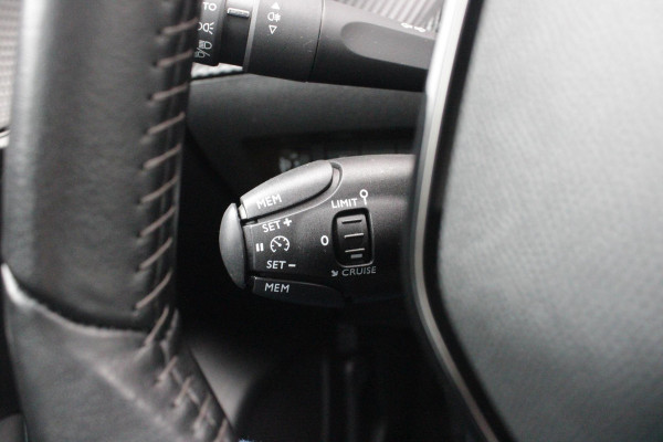 Peugeot 208 1.2 100PK ALLURE PACK | NAVIGATIE 10" TOUCHSCREEN | 3-D INSTRUMENTENPANEEL | ALL SEASON BANDEN | PARKEERSENSOREN ACHTER | CLIMATE CONTROL | CRUISE CONTROL | APPLE CARPLAY/ANDROID AUTO | LICHTMETALEN VELGEN | DAB+ RADIO |