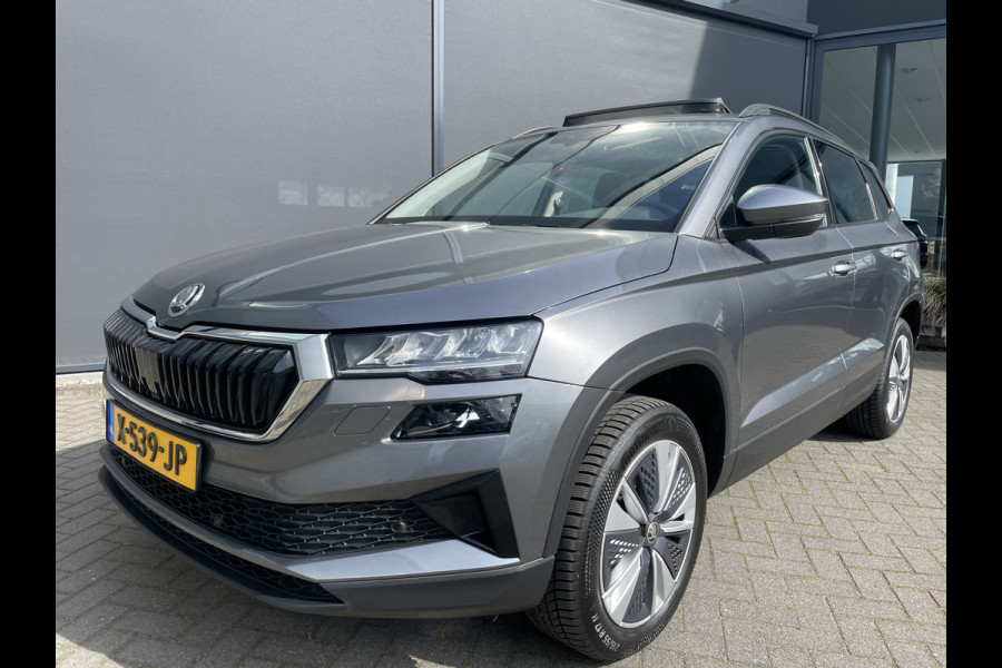 Škoda Karoq 1.5 TSI ACT Business Edition Plus Schuif/kanteldak - Achteruitrijcamera - Elektrische trekhaak stuurverwarming- Stoelverwarming - Parkeersensoren - Airco - Apple carplay - Navigatiesysteem - Achterspoiler - Stuur multifunctio Licht metalen velgen 17 inch - Bluetooth - Cruise control - Dakrails - Extra getint glas - Keyless entry/start - Led verlichting - Start/stop systeem - Elektrische ramen - Led verlichting