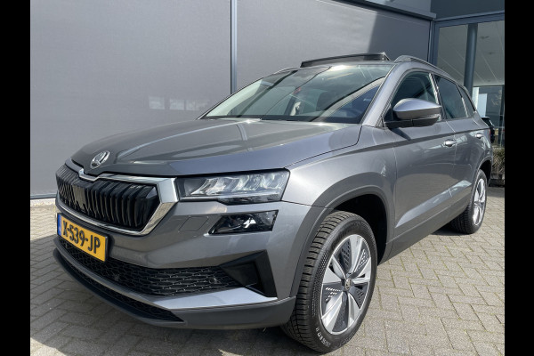 Škoda Karoq 1.5 TSI ACT Business Edition Plus Schuif/kanteldak - Achteruitrijcamera - Elektrische trekhaak stuurverwarming- Stoelverwarming - Parkeersensoren - Airco - Apple carplay - Navigatiesysteem - Achterspoiler - Stuur multifunctio Licht metalen velgen 17 inch - Bluetooth - Cruise control - Dakrails - Extra getint glas - Keyless entry/start - Led verlichting - Start/stop systeem - Elektrische ramen - Led verlichting