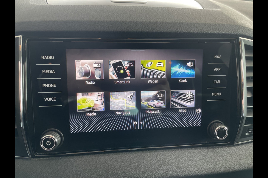 Škoda Karoq 1.5 TSI ACT Business Edition Plus Schuif/kanteldak - Achteruitrijcamera - Elektrische trekhaak stuurverwarming- Stoelverwarming - Parkeersensoren - Airco - Apple carplay - Navigatiesysteem - Achterspoiler - Stuur multifunctio Licht metalen velgen 17 inch - Bluetooth - Cruise control - Dakrails - Extra getint glas - Keyless entry/start - Led verlichting - Start/stop systeem - Elektrische ramen - Led verlichting