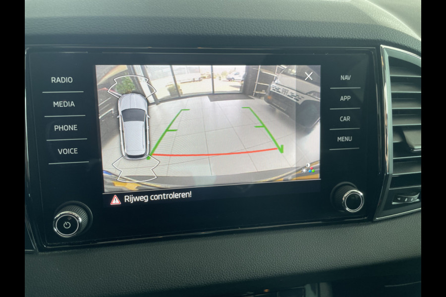 Škoda Karoq 1.5 TSI ACT Business Edition Plus Schuif/kanteldak - Achteruitrijcamera - Elektrische trekhaak stuurverwarming- Stoelverwarming - Parkeersensoren - Airco - Apple carplay - Navigatiesysteem - Achterspoiler - Stuur multifunctio Licht metalen velgen 17 inch - Bluetooth - Cruise control - Dakrails - Extra getint glas - Keyless entry/start - Led verlichting - Start/stop systeem - Elektrische ramen - Led verlichting