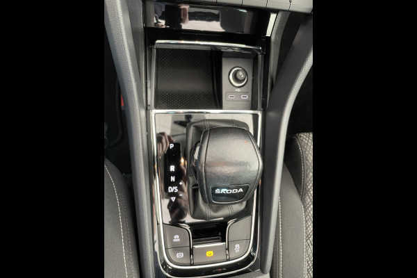 Škoda Karoq 1.5 TSI ACT Business Edition Plus Schuif/kanteldak - Achteruitrijcamera - Elektrische trekhaak stuurverwarming- Stoelverwarming - Parkeersensoren - Airco - Apple carplay - Navigatiesysteem - Achterspoiler - Stuur multifunctio Licht metalen velgen 17 inch - Bluetooth - Cruise control - Dakrails - Extra getint glas - Keyless entry/start - Led verlichting - Start/stop systeem - Elektrische ramen - Led verlichting