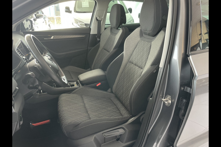Škoda Karoq 1.5 TSI ACT Business Edition Plus Schuif/kanteldak - Achteruitrijcamera - Elektrische trekhaak stuurverwarming- Stoelverwarming - Parkeersensoren - Airco - Apple carplay - Navigatiesysteem - Achterspoiler - Stuur multifunctio Licht metalen velgen 17 inch - Bluetooth - Cruise control - Dakrails - Extra getint glas - Keyless entry/start - Led verlichting - Start/stop systeem - Elektrische ramen - Led verlichting