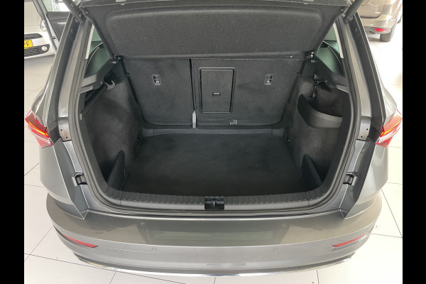 Škoda Karoq 1.5 TSI ACT Business Edition Plus Schuif/kanteldak - Achteruitrijcamera - Elektrische trekhaak stuurverwarming- Stoelverwarming - Parkeersensoren - Airco - Apple carplay - Navigatiesysteem - Achterspoiler - Stuur multifunctio Licht metalen velgen 17 inch - Bluetooth - Cruise control - Dakrails - Extra getint glas - Keyless entry/start - Led verlichting - Start/stop systeem - Elektrische ramen - Led verlichting