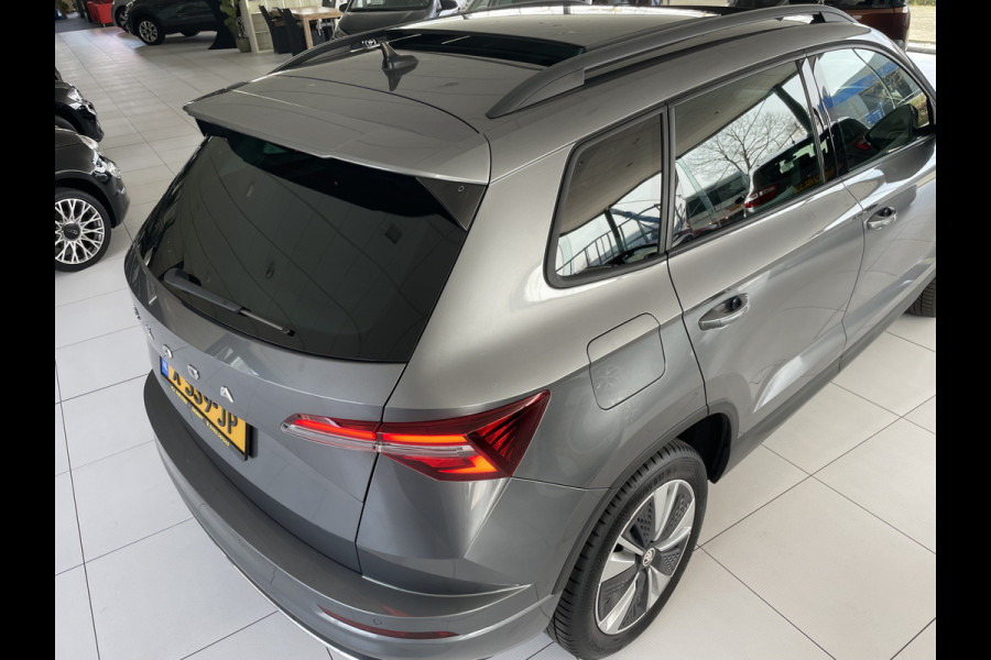 Škoda Karoq 1.5 TSI ACT Business Edition Plus Schuif/kanteldak - Achteruitrijcamera - Elektrische trekhaak stuurverwarming- Stoelverwarming - Parkeersensoren - Airco - Apple carplay - Navigatiesysteem - Achterspoiler - Stuur multifunctio Licht metalen velgen 17 inch - Bluetooth - Cruise control - Dakrails - Extra getint glas - Keyless entry/start - Led verlichting - Start/stop systeem - Elektrische ramen - Led verlichting