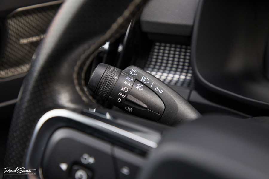 Volvo XC40 2.0 T4 R-Design | Panorama dak | Adaptieve cruise | Memory | Harman Kardon |