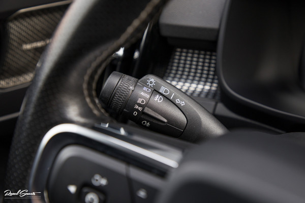 Volvo XC40 2.0 T4 R-Design | Panorama dak | Adaptieve cruise | Memory | Harman Kardon |