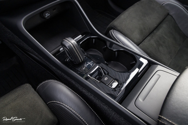 Volvo XC40 2.0 T4 R-Design | Panorama dak | Adaptieve cruise | Memory | Harman Kardon |