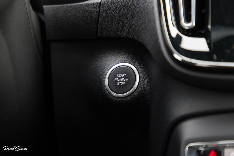 Volvo XC40 2.0 T4 R-Design | Panorama dak | Adaptieve cruise | Memory | Harman Kardon |