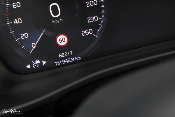 Volvo XC40 2.0 T4 R-Design | Panorama dak | Adaptieve cruise | Memory | Harman Kardon |