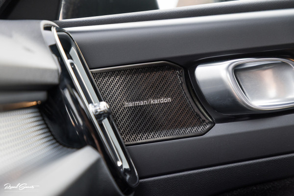 Volvo XC40 2.0 T4 R-Design | Panorama dak | Adaptieve cruise | Memory | Harman Kardon |