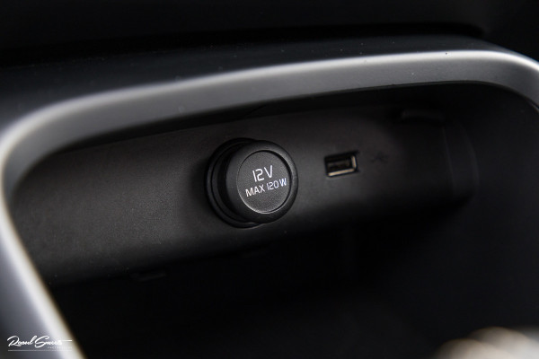 Volvo XC40 2.0 T4 R-Design | Panorama dak | Adaptieve cruise | Memory | Harman Kardon |