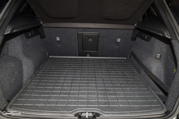 Volvo XC40 2.0 T4 R-Design | Panorama dak | Adaptieve cruise | Memory | Harman Kardon |