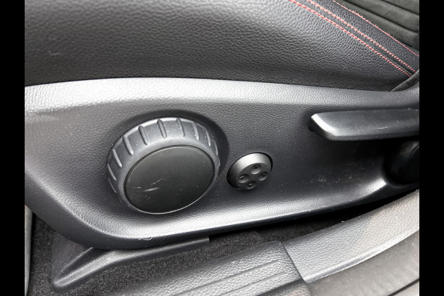 Mercedes-Benz CLA-Klasse 180 Business Solution AMG(Goed OnderH, Panorama, Camera, Carplay, Navi, StoelV, Etc)