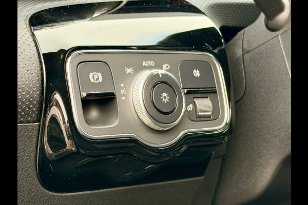 Mercedes-Benz A-Klasse 180 Business Solution AMG A35 Bumpers 19" AMG Velgen | Camera