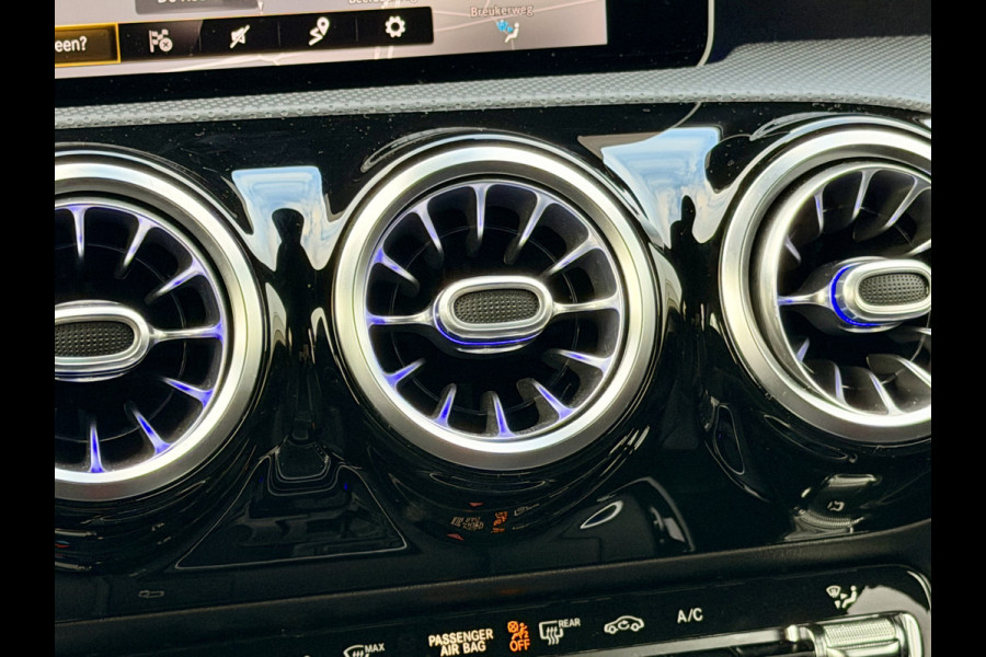 Mercedes-Benz A-Klasse 180 Business Solution AMG A35 Bumpers 19" AMG Velgen | Camera