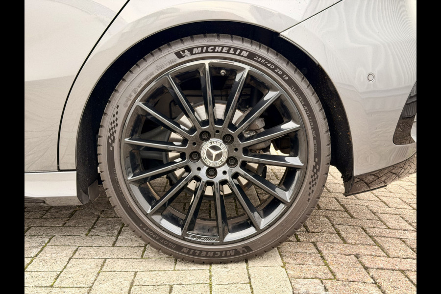 Mercedes-Benz A-Klasse 180 Business Solution AMG A35 Bumpers 19" AMG Velgen | Camera