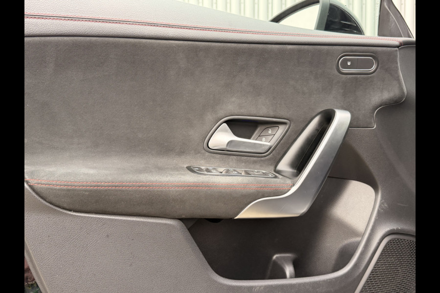 Mercedes-Benz CLA-Klasse Shooting Brake 180 Business Solution AMG NAVI | Camera | Stoelverwarming | 18" velgen