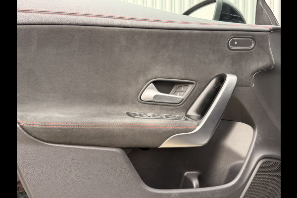 Mercedes-Benz CLA-Klasse Shooting Brake 180 Business Solution AMG NAVI | Camera | Stoelverwarming | 18" velgen