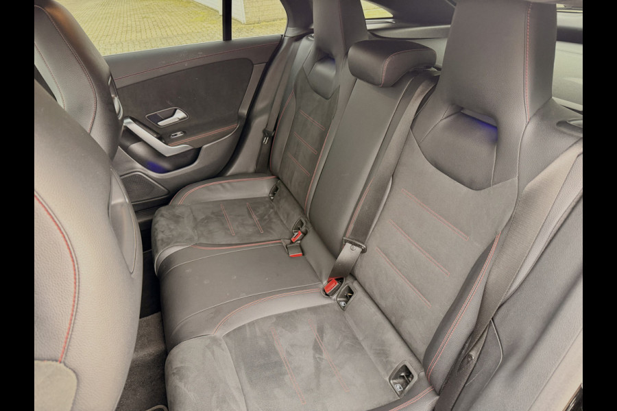 Mercedes-Benz CLA-Klasse Shooting Brake 180 Business Solution AMG NAVI | Camera | Stoelverwarming | 18" velgen