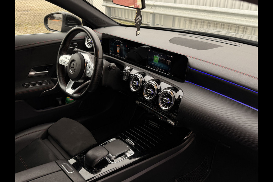 Mercedes-Benz CLA-Klasse Shooting Brake 180 Business Solution AMG NAVI | Camera | Stoelverwarming | 18" velgen