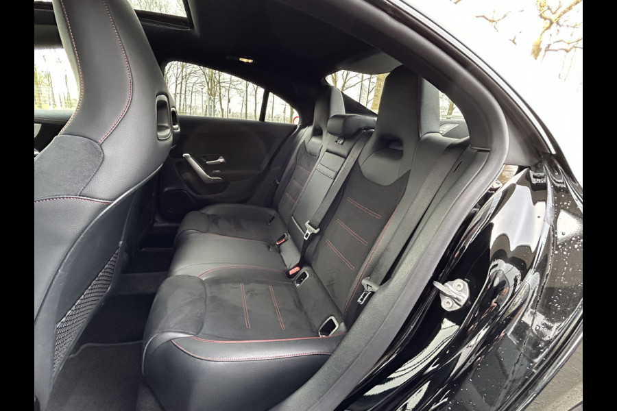 Mercedes-Benz CLA-Klasse 250e AMG // Panoramadak // Carplay // MultiBeam LED // Sfeerverlichting // Night pakket // Keyless // 18" AMG